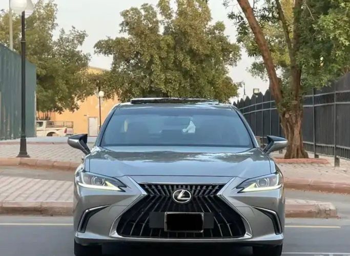 Подержанный Lexus ES 300h VII (XZ10) Рестайлинг, 2.5 л, 2023 в Саудовская Аравия, Эр-Рияд от Sumou Al Markabat معرض سمو المركبات Серый цвет.  | AUTO.AE | Объявление #259357