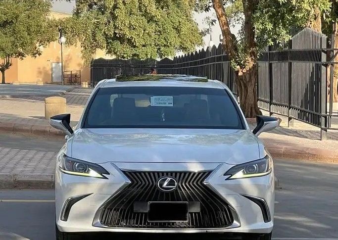 Подержанный Lexus ES 300h VII (XZ10) Рестайлинг, 2.5 л, 2021 в Саудовская Аравия, Эр-Рияд от Sumou Al Markabat معرض سمو المركبات Серебристый цвет.  | AUTO.AE | Объявление #259405