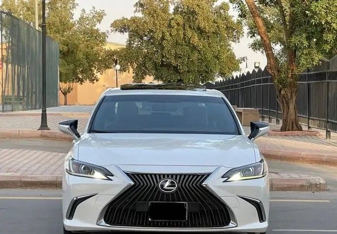 Used Lexus ES 300h VII (XZ10), 2.5 l, 2021 in Saudi Arabia, Riyadh by Sumou Al Markabat معرض سمو المركبات, White color.  | AUTO.AE | Listing #259449