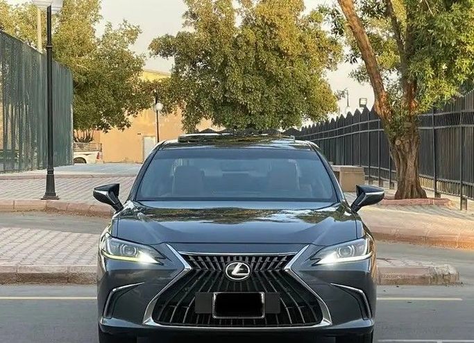 Подержанный Lexus ES 300h VII (XZ10) Рестайлинг, 2.5 л, 2023 в Саудовская Аравия, Эр-Рияд от Sumou Al Markabat معرض سمو المركبات Черный цвет.  | AUTO.AE | Объявление #259450