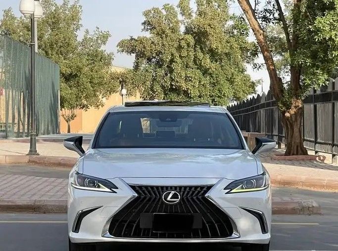 Used Lexus ES 300h VII (XZ10) Facelift, 2.5 l, 2023 in Saudi Arabia, Riyadh by Sumou Al Markabat معرض سمو المركبات, White color.  | AUTO.AE | Listing #259451