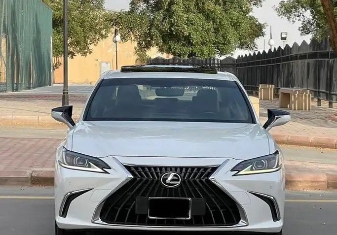 Подержанный Lexus ES 300h VII (XZ10) Рестайлинг, 2.5 л, 2023 в Саудовская Аравия, Эр-Рияд от Sumou Al Markabat معرض سمو المركبات Белый цвет.  | AUTO.AE | Объявление #259565