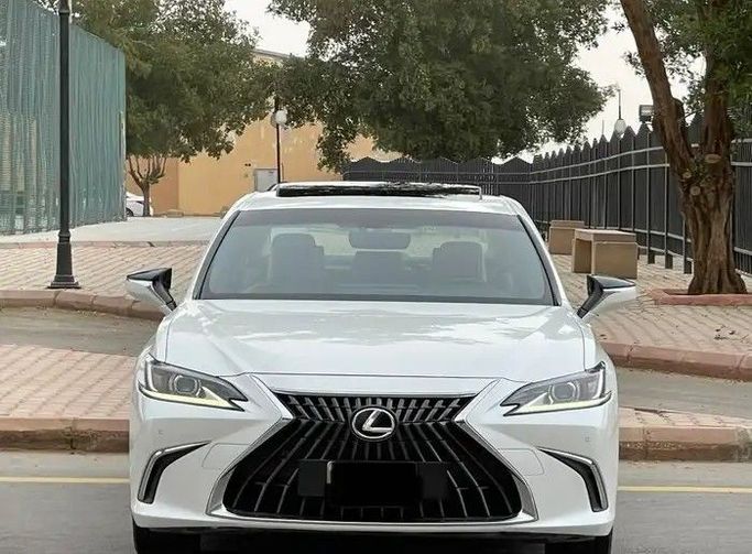 Подержанный Lexus ES 300h VII (XZ10) Рестайлинг, 2.5 л, 2023 в Саудовская Аравия, Эр-Рияд от Sumou Al Markabat معرض سمو المركبات Белый цвет.  | AUTO.AE | Объявление #259568