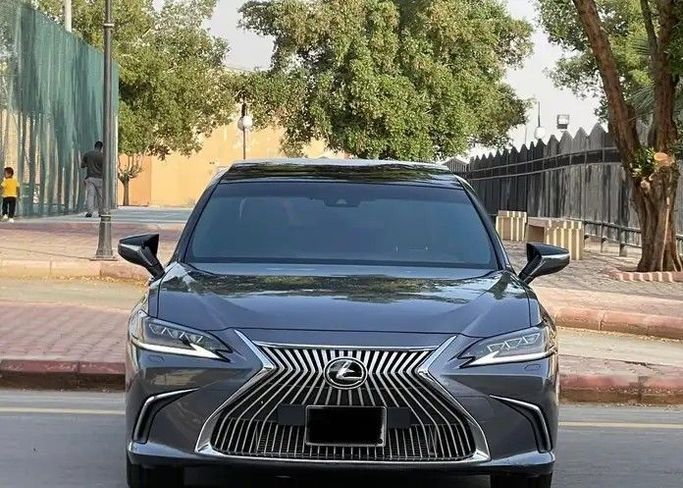 مستعملة Lexus ES 250 سابعاً, 2.5 l, 2021 في في المملكة العربية السعودية, الرياض من Sumou Al Markabat معرض سمو المركبات، اللون رمادي.  | AUTO.AE | إعلان #259569
