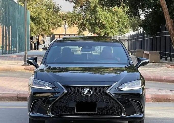 مستعملة Lexus ES 350 سابعاً, 3.5 l, 2021 في في المملكة العربية السعودية, الرياض من Sumou Al Markabat معرض سمو المركبات، اللون أسود.  | AUTO.AE | إعلان #259570
