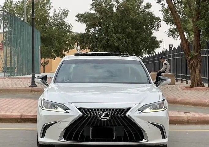 Подержанный Lexus ES 300h VII (XZ10) Рестайлинг, 2.5 л, 2023 в Саудовская Аравия, Эр-Рияд от Sumou Al Markabat معرض سمو المركبات Белый цвет.  | AUTO.AE | Объявление #259581