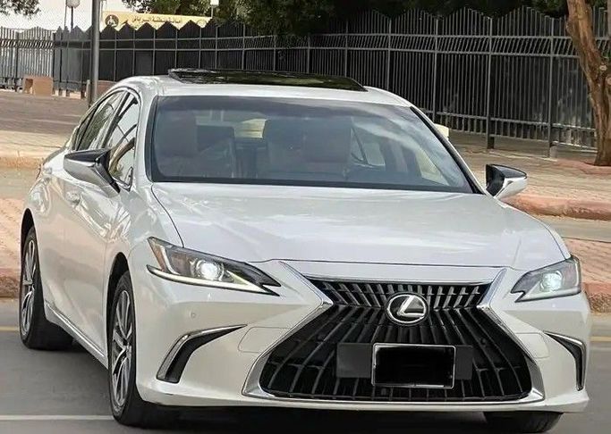 Подержанный Lexus ES 300h VII (XZ10) Рестайлинг, 2.5 л, 2023 в Саудовская Аравия, Эр-Рияд от Sumou Al Markabat معرض سمو المركبات Белый цвет.  | AUTO.AE | Объявление #259586