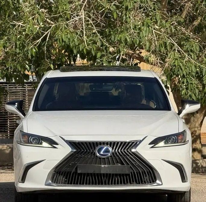 مستعملة Lexus ES 300h سابعاً, 2.5 l, 2021 في في المملكة العربية السعودية, الرياض من Sumou Al Markabat معرض سمو المركبات، اللون أبيض.  | AUTO.AE | إعلان #259627