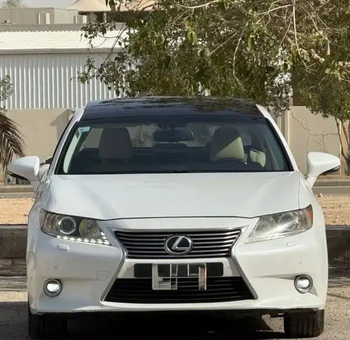 مستعملة Lexus ES 350 سادساً, 3.5 l, 2014 في في المملكة العربية السعودية, الرياض من Sumou Al Markabat 2 معرض سمو المركبات، اللون أبيض.  | AUTO.AE | إعلان #259702