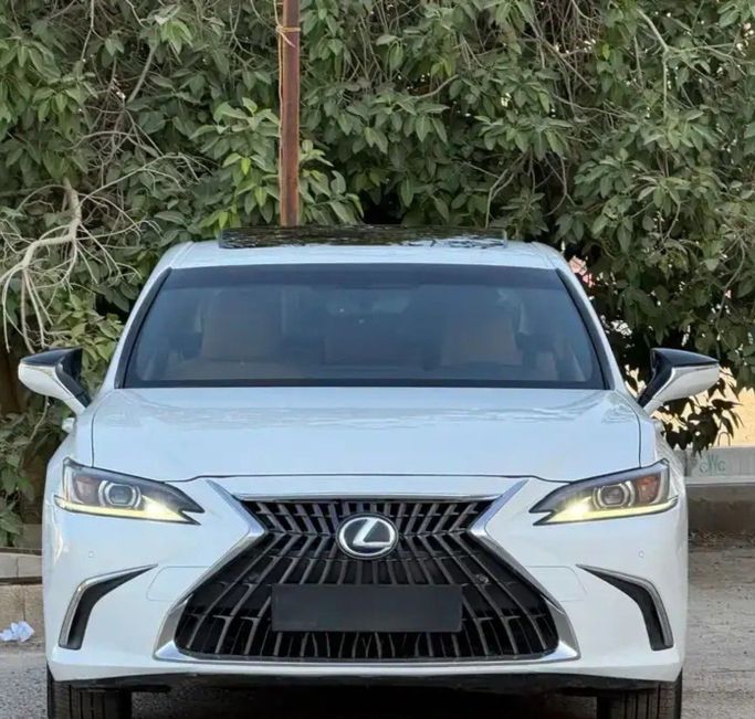 Подержанный Lexus ES 300h VII (XZ10) Рестайлинг, 2.5 л, 2022 в Саудовская Аравия, Эр-Рияд от Sumou Al Markabat 2 معرض سمو المركبات Белый цвет.  | AUTO.AE | Объявление #259718