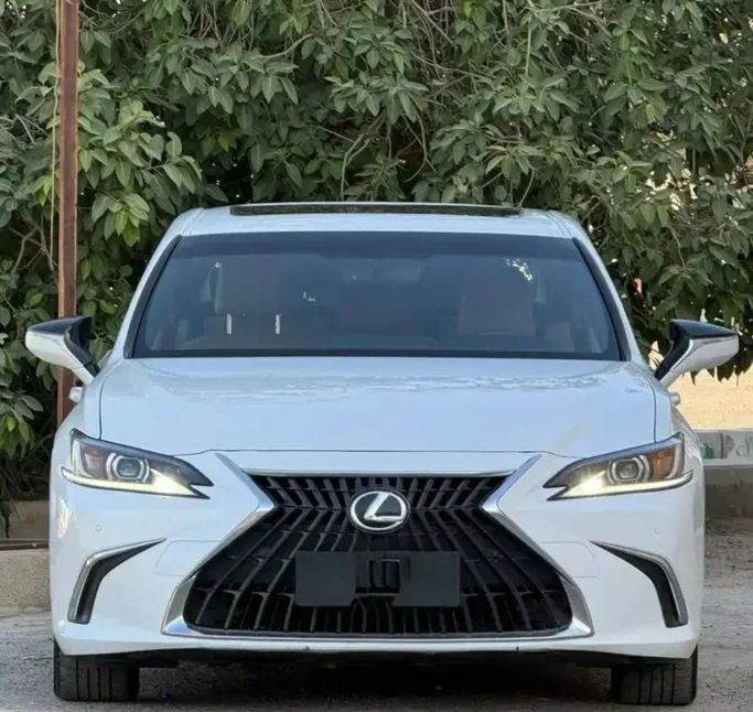Подержанный Lexus ES 300h VII (XZ10) Рестайлинг, 2.5 л, 2023 в Саудовская Аравия, Эр-Рияд от Sumou Al Markabat 2 معرض سمو المركبات Белый цвет.  | AUTO.AE | Объявление #259730