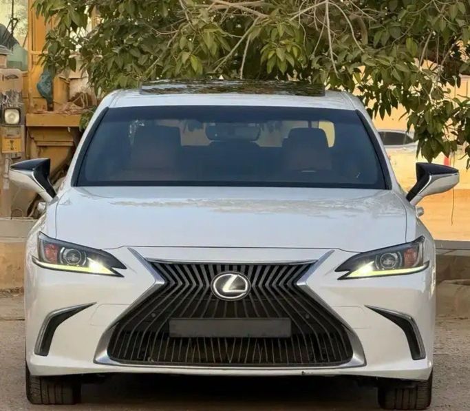 مستعملة Lexus ES 300h سابعاً, 2.5 l, 2021 في في المملكة العربية السعودية, الرياض من Sumou Al Markabat 2 معرض سمو المركبات، اللون أبيض.  | AUTO.AE | إعلان #259766