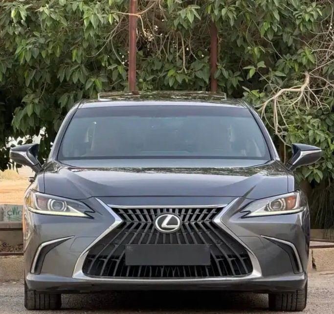 مستعملة Lexus ES 300h فيس ليفت السابع, 2.5 l, 2023 في في المملكة العربية السعودية, الرياض من Sumou Al Markabat 2 معرض سمو المركبات، اللون رمادي.  | AUTO.AE | إعلان #259788