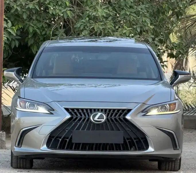 Подержанный Lexus ES 300h VII (XZ10) Рестайлинг, 2.5 л, 2023 в Саудовская Аравия, Эр-Рияд от Sumou Al Markabat 2 معرض سمو المركبات Серый цвет.  | AUTO.AE | Объявление #259790