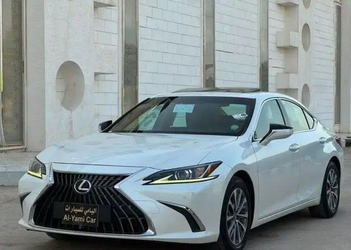 مستعملة Lexus ES 300h فيس ليفت السابع, 2.5 l, 2023 في في المملكة العربية السعودية, الرياض من Al Yami Cars  معرض اليامي للسيارات، اللون أبيض. مواصفات الخليج | AUTO.AE | إعلان #260263