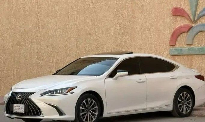 Used Lexus ES 300h VII (XZ10), 2.5 l, 2022 in Saudi Arabia, Riyadh by Barakat Al Markabat Cars معرض بركة المركبات للسيارات, White color. GCC Specs | AUTO.AE | Listing #260447