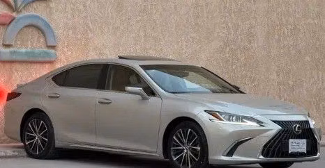 Подержанный Lexus ES 250 VII (XZ10) Рестайлинг, 2.5 л, 2023 в Саудовская Аравия, Эр-Рияд от Barakat Al Markabat Cars معرض بركة المركبات للسيارات Серебристый цвет. GCC | AUTO.AE | Объявление #260572