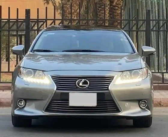 Подержанный Lexus ES 350 VI (XV60), 3.5 л, 2015 в Саудовская Аравия, Эр-Рияд от Bayraq Al Ibda’a Cars معرض بيرق الابداع Серый цвет.  | AUTO.AE | Объявление #261736