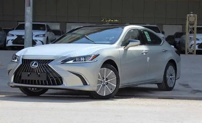جديدة ⁦Lexus ES 350 فيس ليفت السابع، 3.5 l، 2025⁩ في في المملكة العربية السعودية, الرياض من Al Hal Al Srae الحل السريع للسيارات، اللون رمادي.  | AUTO.AE | إعلان #287710