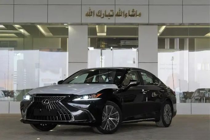 Новый ⁦Lexus ES 250 VII (XZ10) Рестайлинг, 2.5 л, 2025⁩ в Саудовская Аравия, Эр-Рияд от Al Hal Al Srae الحل السريع للسيارات Черный цвет. GCC | AUTO.AE | Объявление #287744