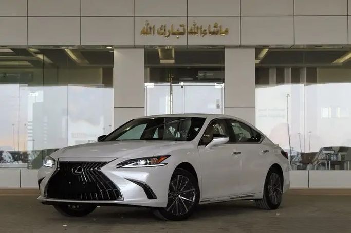 Новый ⁦Lexus ES 250 VII (XZ10) Рестайлинг, 2.5 л, 2025⁩ в Саудовская Аравия, Эр-Рияд от Al Hal Al Srae الحل السريع للسيارات Белый цвет. GCC | AUTO.AE | Объявление #287746