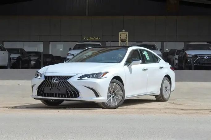 جديدة ⁦Lexus ES 350 فيس ليفت السابع، 3.5 l، 2025⁩ في في المملكة العربية السعودية, الرياض من Al Hal Al Srae الحل السريع للسيارات، اللون أبيض. مواصفات الخليج | AUTO.AE | إعلان #288028