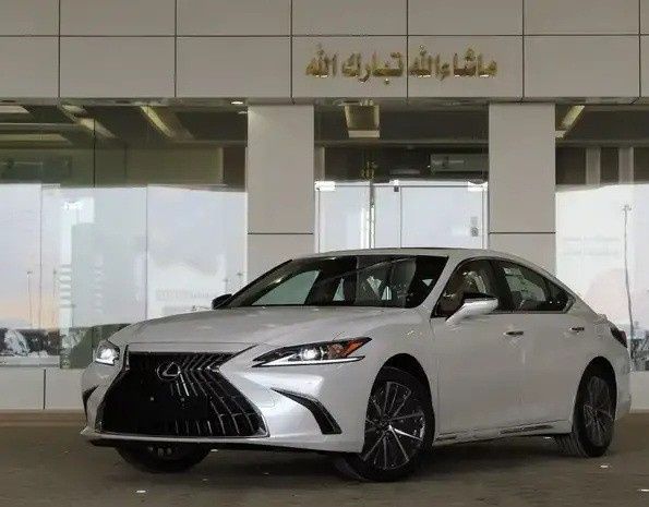 Новый ⁦Lexus ES 250 VII (XZ10) Рестайлинг, 2.5 л, 2025⁩ в Саудовская Аравия, Эр-Рияд от Al Hal Al Srae الحل السريع للسيارات Белый цвет. GCC | AUTO.AE | Объявление #288317