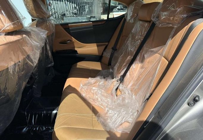 Подержанный Lexus ES 350 VII (XZ10) Рестайлинг, 3.5 л, 2025 в Саудовская Аравия, Эр-Рияд от Al Shukh شركة معرض الشيوخ للسيارات Серый цвет.  | AUTO.AE | Объявление #296242 — фото 11 из 16
