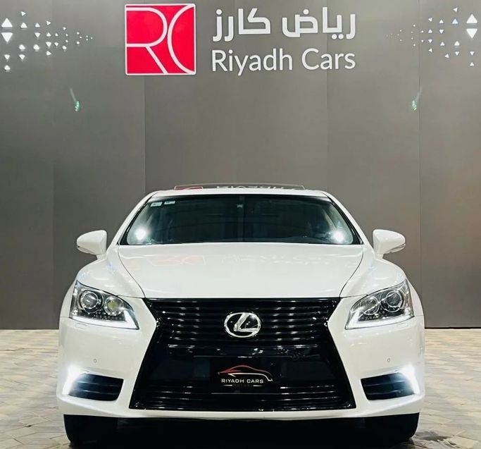 مستعملة Lexus LS 460 L عملية فيس ليفت IV 2, 4.6 l, 2013 في في المملكة العربية السعودية, الرياض من Riyadh Cars معرض الرياض للسيارات، اللون أبيض. مواصفات الخليج | AUTO.AE | إعلان #257673