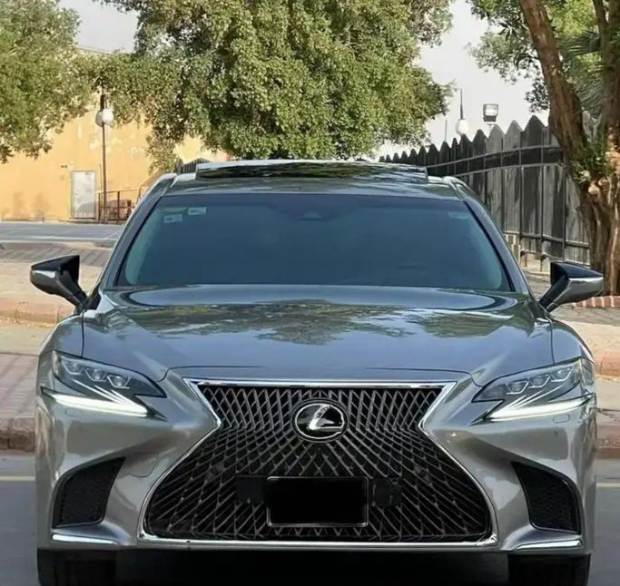 Used Lexus LS 500 V, 3.4 l, 2018 in Saudi Arabia, Riyadh by Sumou Al Markabat 2 معرض سمو المركبات, Grey color.  | AUTO.AE | Listing #259734