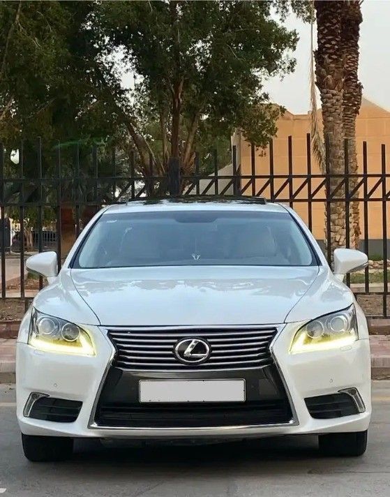 مستعملة Lexus LS 460 L عملية فيس ليفت IV 2, 4.6 l, 2013 في في المملكة العربية السعودية, الرياض من Bayraq Al Ibda’a Cars معرض بيرق الابداع، اللون أبيض.  | AUTO.AE | إعلان #261435