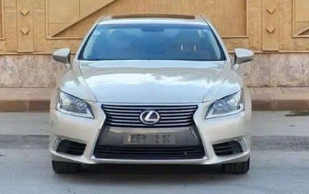 Подержанный Lexus LS 460 L IV Рестайлинг 2, 4.6 л, 2013 в Саудовская Аравия, Эр-Рияд от Al Qaiser Showroom معرض القيصر للسيارات Золотистый цвет.  | AUTO.AE | Объявление #266924