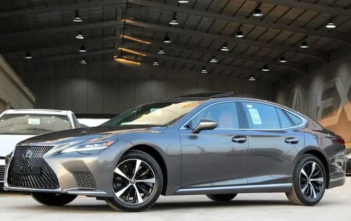 Новый ⁦Lexus LS 350 V Рестайлинг, 3.5 л, 2026⁩ в Саудовская Аравия, Эр-Рияд от Al Hal Al Srae الحل السريع للسيارات Серый цвет. GCC | AUTO.AE | Объявление #288119
