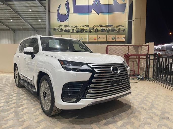 جديدة Lexus LX 600 رابعاً, 3.4 l, 2026 في في المملكة العربية السعودية, الرياض من Oman Laawal Cars معرض عُمان لأول للسيارات، اللون أبيض. مواصفات الخليج | AUTO.AE | إعلان #248296