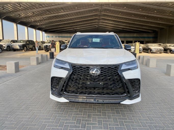 جديدة Lexus LX 600 رابعاً, 3.4 l, 2026 في في المملكة العربية السعودية, الرياض من Saqar Najd معرض صقر نجد للسيارات، اللون أبيض.  | AUTO.AE | إعلان #251178