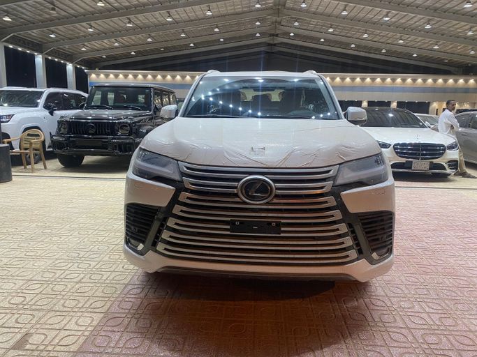 جديدة Lexus LX 600 رابعاً, 3.4 l, 2026 في في المملكة العربية السعودية, الرياض من Saqar Najd معرض صقر نجد للسيارات، اللون أبيض.  | AUTO.AE | إعلان #251213