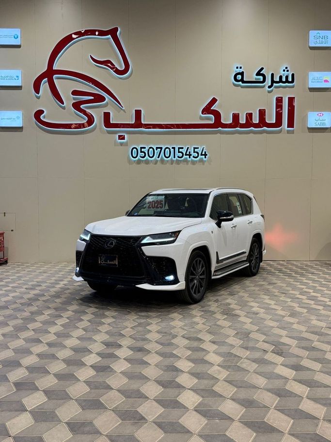 جديدة Lexus LX 600 رابعاً, 3.4 l, 2025 في في المملكة العربية السعودية, الرياض من Al Sakab Cars شركة السكب الراقي للسيارات، اللون أبيض. مواصفات الخليج | AUTO.AE | إعلان #251845
