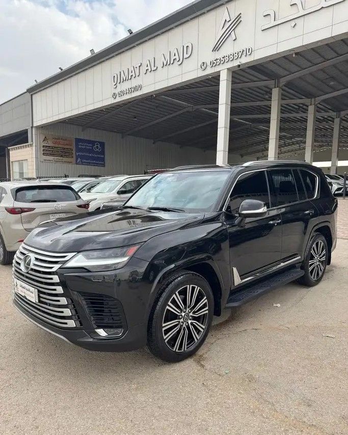 مستعملة Lexus LX 600 رابعاً, 3.4 l, 2024 في في المملكة العربية السعودية, الرياض من Qimmat Al Majd  معرض قمة المجد للسيارات، اللون أسود.  | AUTO.AE | إعلان #251876