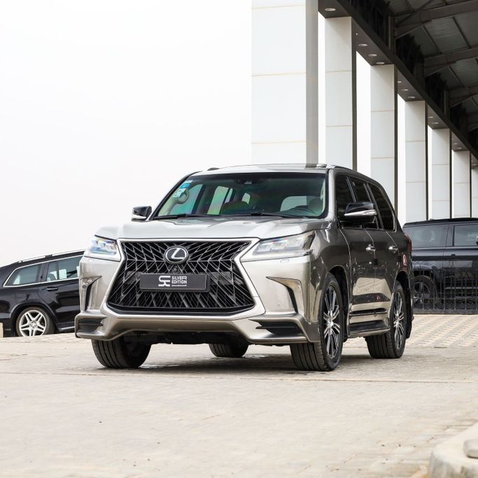 مستعملة Lexus LX 570 ثالثاً فيس ليفت 2, 5.7 l, 2018 في في المملكة العربية السعودية, الرياض من Silver Edition الاصدار الفضي، اللون ذهبي.  | AUTO.AE | إعلان #252022