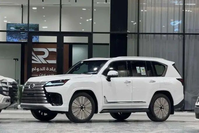 جديدة Lexus LX 600 رابعاً, 3.4 l, 2026 في في المملكة العربية السعودية, الرياض من Al Riyada Al Duwalya شركة الريادة الدولي للسيارات، اللون أبيض. مواصفات الخليج | AUTO.AE | إعلان #261998