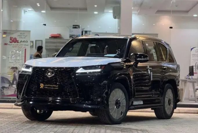 جديدة Lexus LX 600 رابعاً, 3.4 l, 2025 في في المملكة العربية السعودية, الرياض من Al Riyada Al Duwalya شركة الريادة الدولي للسيارات، اللون أسود.  | AUTO.AE | إعلان #262811
