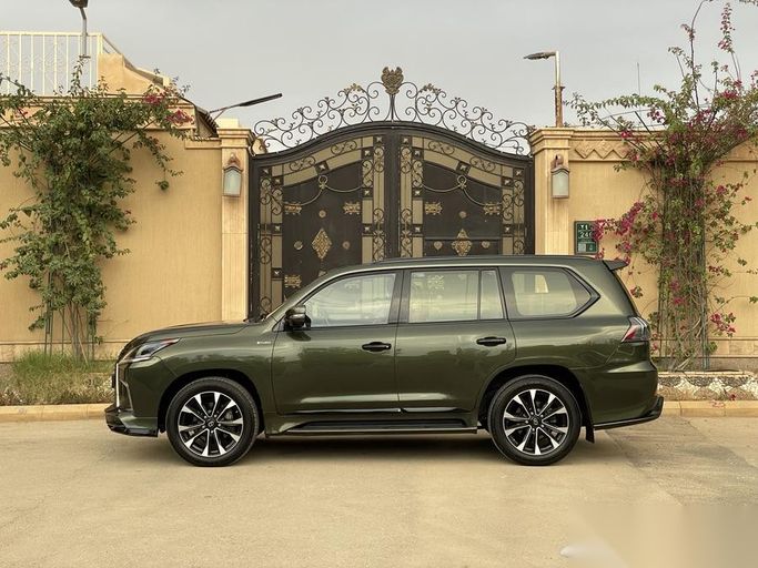 Used Lexus LX 570 III Facelift 2, 5.7 l, 2021 in Saudi Arabia, Riyadh by Sharyan Al Asimah معرض شريان العاصمة للسيارات, Green color.  | AUTO.AE | Listing #263453
