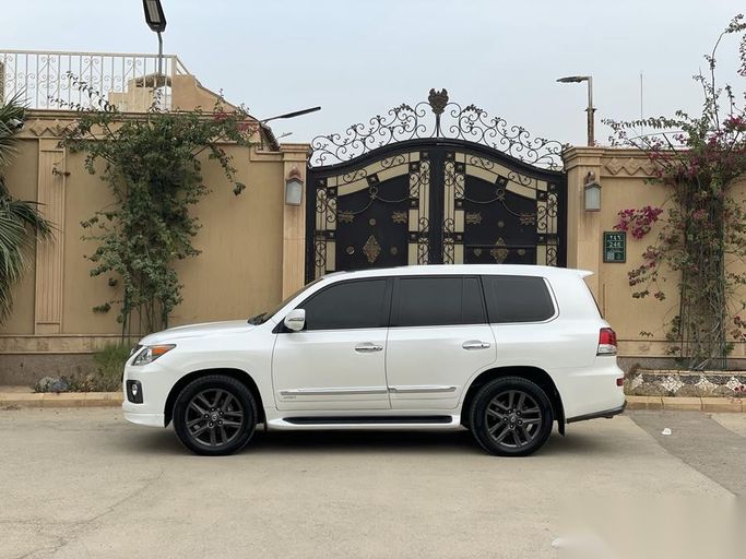 Used Lexus LX 570 III Facelift, 5.7 l, 2012 in Saudi Arabia, Riyadh by Sharyan Al Asimah معرض شريان العاصمة للسيارات, White color.  | AUTO.AE | Listing #263454
