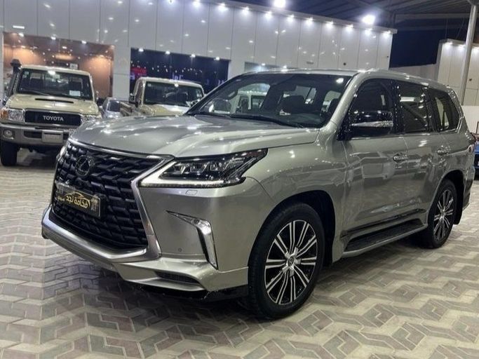 Used ⁦Lexus LX 570 III Facelift 2, 5.7 l, 2021⁩ in Saudi Arabia, Riyadh by Fakhamat Najd معرض فخامة نجد للسيارات, Silver color. Other | AUTO.AE | Listing #288797