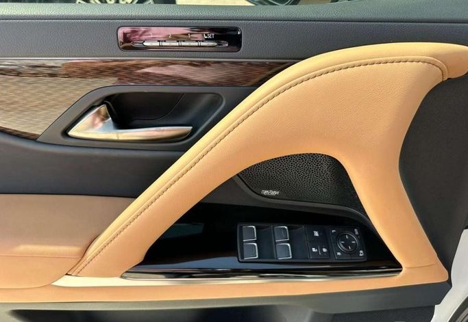 Подержанный Lexus LX 600 IV, 3.4 л, 2025 в Саудовская Аравия, Эр-Рияд от Al Shukh شركة معرض الشيوخ للسيارات Белый цвет.  | AUTO.AE | Объявление #296218 — фото 10 из 16