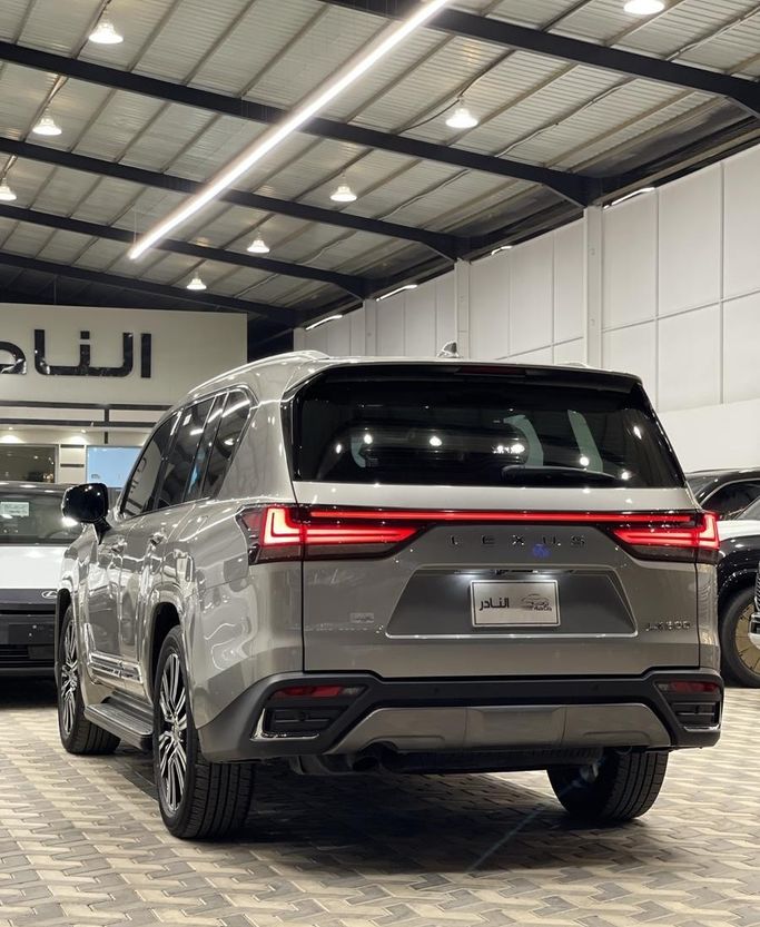 Подержанный Lexus LX 600 IV, 3.4 л, 2026 в Саудовская Аравия, Эр-Рияд от Auto City أوتو سيتي Серый цвет.  | AUTO.AE | Объявление #296418 — фото 4 из 15