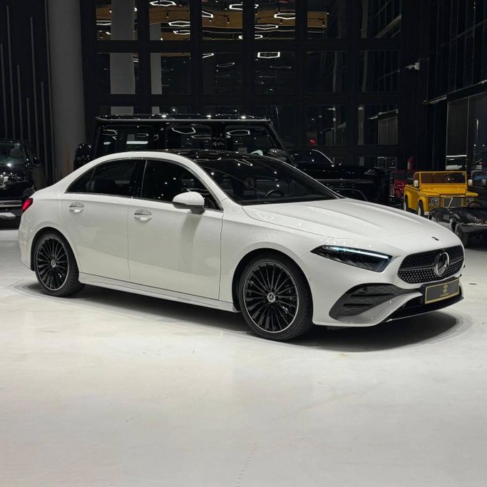 مستعملة Mercedes-Benz A-Class 200 عملية شد الوجه IV (W177), 1.3 l, 2025 في في المملكة العربية السعودية, الرياض من Eleven car، اللون أبيض. مواصفات الخليج | AUTO.AE