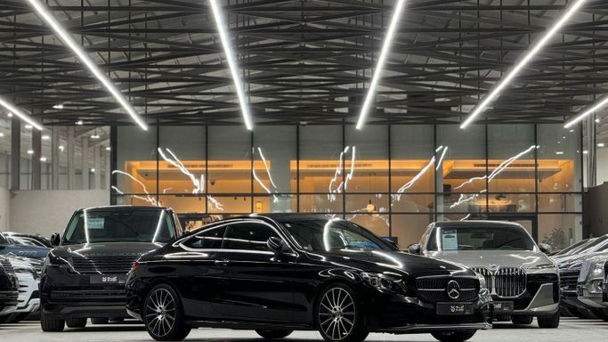 مستعملة Mercedes-Benz C-Class 300 IV (W205), 2.0 l, 2018 في في المملكة العربية السعودية, الرياض من Al Jood الجود، اللون أسود.  | AUTO.AE | إعلان #248225