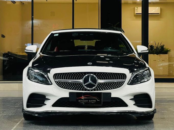 مستعملة Mercedes-Benz C-Class 200 عملية فيس ليفت IV (W205), 2.0 l, 2020 في في المملكة العربية السعودية, الرياض من Riyadh Cars معرض الرياض للسيارات، اللون أبيض. مواصفات الخليج | AUTO.AE | إعلان #258613