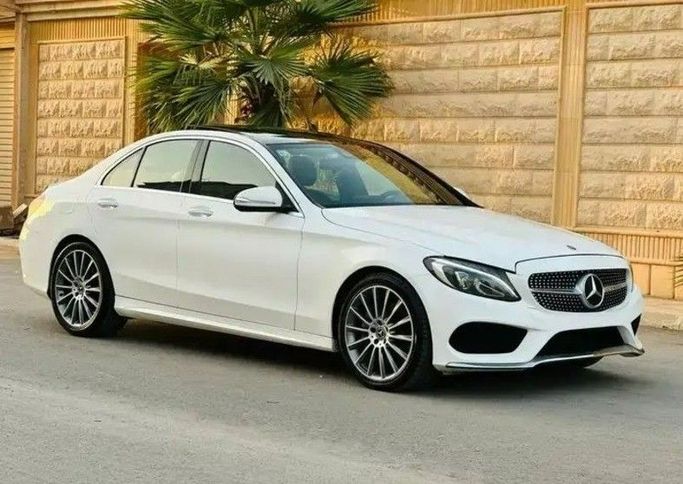 Подержанный Mercedes-Benz C-Class 300 IV (W205), 2.0 л, 2018 в Саудовская Аравия, Эр-Рияд от معرض الدوسري للسيارات Белый цвет. GCC | AUTO.AE | Объявление #258734